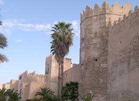 Tuniské město Sfax a zdi mediny