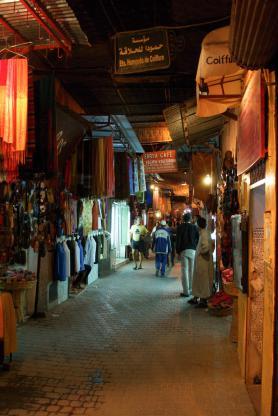 Marocké město Marrákeš - tržnice s obchůdky