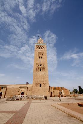 Marocké město Marrákeš a mešita Koutoubia