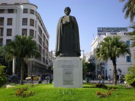 Ulice Avenue Bourguiba - socha Ibn Khaldoun