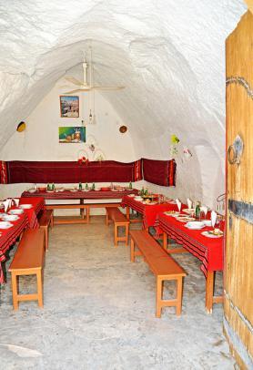 Tunisko - jídelna v tzv. "marhalas"