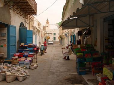 Tuniské město Gabès a jedna z jeho ulic