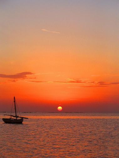 Ostrovy Kerkennah s romantickým zapadajícím sluncem