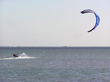 Tuniské moře vyznavač kitesurfingu