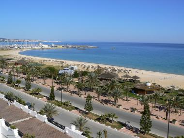 Pláž a přístav v tuniském letovisku Yasmine Hammamet