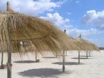 Tuniská pláž se slunečníky
