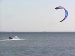 Tuniské moře vyznavač kitesurfingu